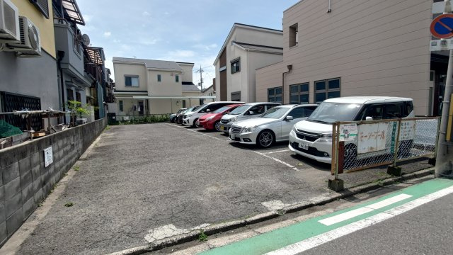 春日アバンティの駐車場