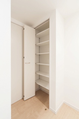 【収納】 | フローラ吉塚駅前 | 別号室の写真になります。現況優先。