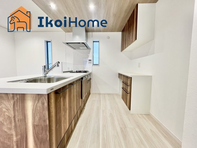 明石市材木町　新築一戸建　B号棟のキッチン|●年中無休：当日予約可●キッチンには同色のカップボードが備え付けられており収納力あります。