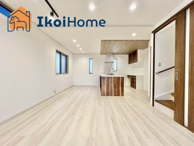 明石市材木町　新築一戸建　B号棟の居間・リビング|●年中無休：当日予約可●約17帖の広々としたLDKは3面採光で明るい団らんスペースになっています。