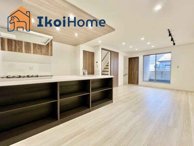 明石市材木町　新築一戸建　B号棟の居間・リビング|フロアーコーティング・エアコン・壁掛けテレビ・などを住宅ローンに組込む事も可能です