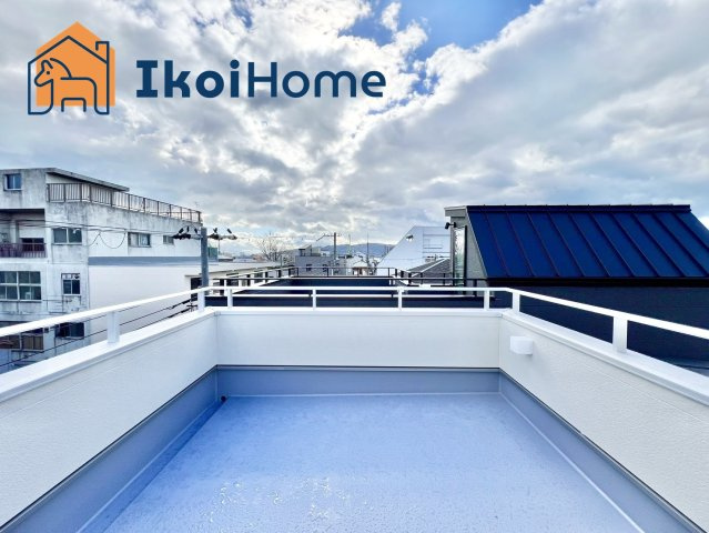 明石市材木町　新築一戸建　B号棟のバルコニー|弊社独自で毎月５組限定「人気オプション３点パック」カーポート・バルコニー・ウッドデッキを１万円で取付