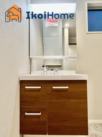 明石市材木町　新築一戸建　B号棟の洗面所|●年中無休：当日予約可●お化粧をする時に便利な３面鏡。ハンドシャワー水栓で掃除も朝シャンも楽々。