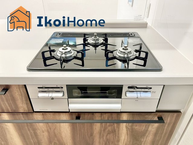 明石市材木町　新築一戸建　B号棟の内装|●年中無休：当日予約可●三口コンロには火口にＳＩセンサーを搭載し、安全機能を搭載。