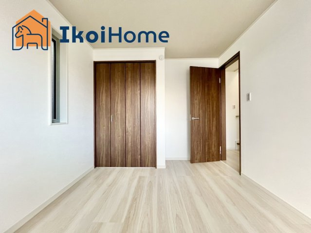 明石市材木町　新築一戸建　B号棟の寝室|各部屋にはカーテンレールはついていません。約２万円前後で全窓にカーテンレールを取り付けできます。