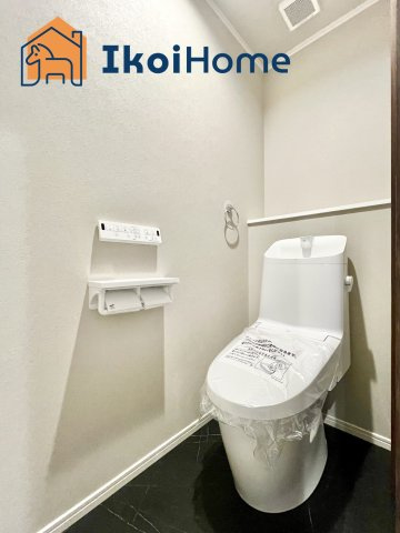 明石市材木町　新築一戸建　B号棟のトイレ|●年中無休：当日予約可●1階・2階ウォッシュレット付のお手洗い。汚れが落ちやすく、節水タイプです