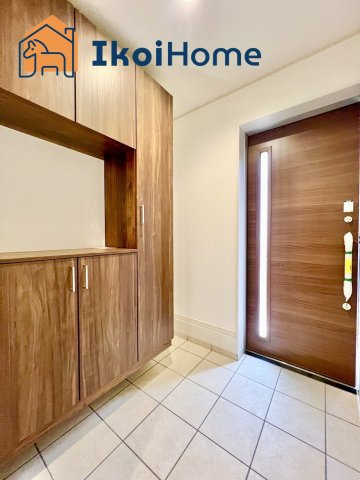 明石市材木町　新築一戸建　B号棟の玄関|●年中無休：当日予約可●玄関には靴をたくさん収納できるシューズボックスが完備されています。