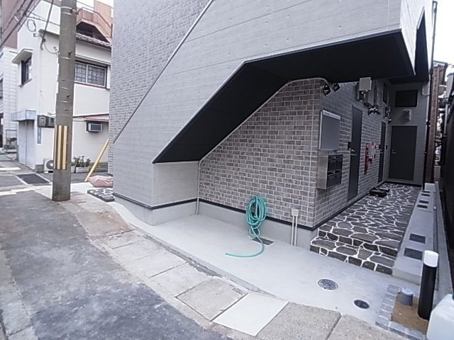 神戸市長田区海運町８丁目のアパートのエントランス