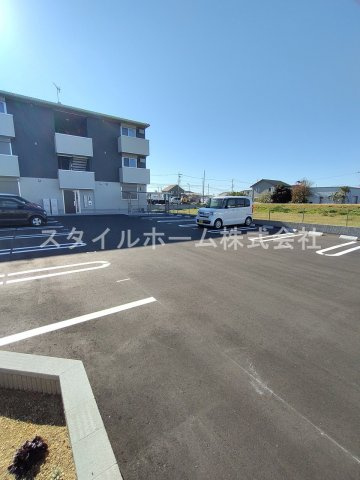 アヴァンの駐車場