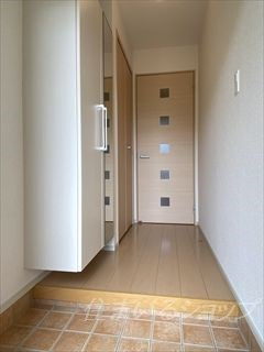 広島市安佐北区三入１丁目のアパートの玄関|ミラー付き大型シューズボックス