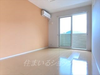 広島市安佐北区三入１丁目のアパートの居間・リビング