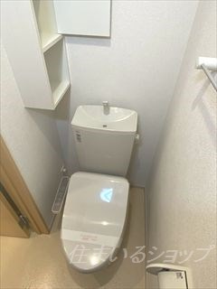 広島市安佐北区三入１丁目のアパートのトイレ|シャワートイレ・収納棚あり