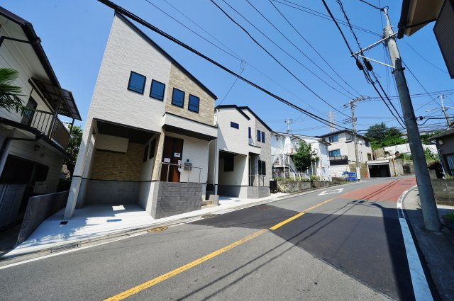 【横浜市保土ケ谷区釜台町16-19全２棟新築戸建２号棟】★仲介手数料無料★（常盤台小学校・保土ケ谷中学校）の前面道路含む現地写真
