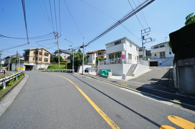 【横浜市保土ケ谷区峰沢町190-21全６棟新築戸建１号棟】★仲介手数料無料★（三ツ沢小学校・松本中学校）の前面道路含む現地写真