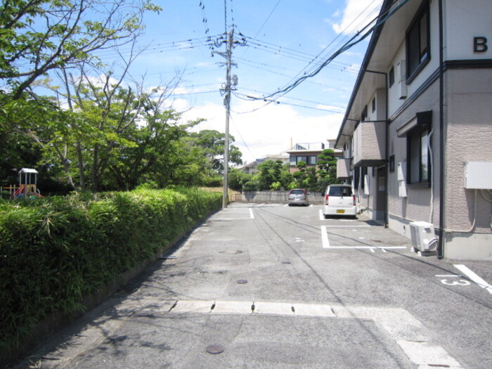 ヴィラクレスト A棟の駐車場