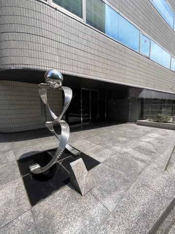 泉館三番町ビルのエントランス