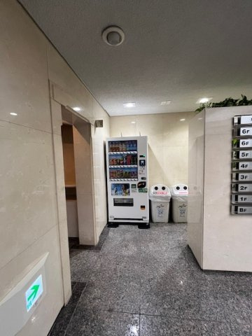 泉館三番町ビルのロビー