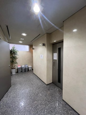 泉館三番町ビルのロビー