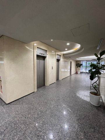 泉館三番町ビルのロビー