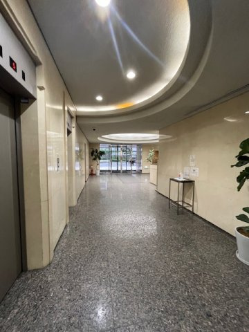 泉館三番町ビルのロビー