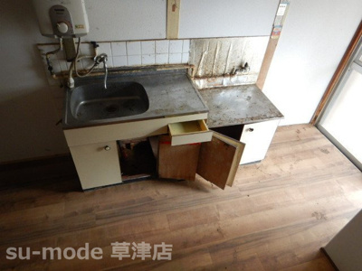【キッチン】 | 稲津2丁目テラスハウス | 現状のまま（DIYの出来る方又は倉庫に如何ですか？）