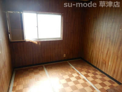 【洋室】 | 稲津2丁目テラスハウス | 落ち着いた色調の洋室です
現状のまま（DIYの出来る方又は倉庫に如何ですか？）