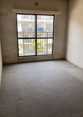 【洋室】 | 座間入谷ハイツ７号棟 | 洋室のメリットは重い家具が置きやすく、身の回りが整理しやすいことです。 床がフローリングのため畳とは異なり凹みにくいです。 クローゼットなど収納が豊富で、普段使わない旅行カバンや服の整頓も簡単にです。