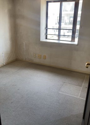 【寝室】 | 座間入谷ハイツ７号棟 | 寝室でゆっくりと過ごすためにはベッド周りの適度な空間を担保することや窓の位置、照明の明るさ、寝室の広さなどを考える必要があります。自身や家族の構成とライフスタイルに併せて寝室にする部屋を選びましょう！