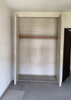 【収納】 | 座間入谷ハイツ７号棟 | デザイン性を重視しすぎて収納が少なかった！なんてことにならないため、事前に現地で収納の数を確認しておくことをお勧めします。クローゼット以外にも床下収納や屋根裏収納、パントリーなどもチェックしましょう。