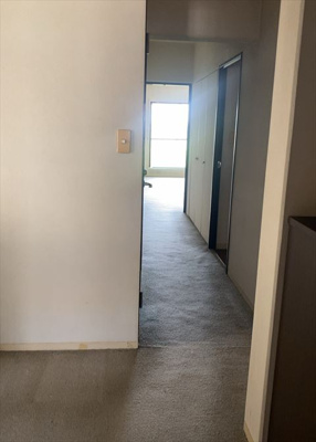 【内装】 | 座間入谷ハイツ７号棟 | 内装はとにかくおしゃれなものがいい！と選ぶ前に、まず住んだ後のことを想像してみましょう。住んでみたらコンセントの位置が悪くて使いにくいなど出てきます。事前にどの家電をどこに置くか想定しておきましょう。