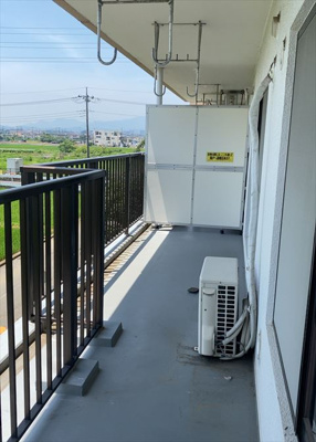 【バルコニー】 | 座間入谷ハイツ７号棟 | バルコニーは、室外の専用スペースのうち、「屋根がなく開放された空間」であるものを指します。ベランダより広いタイプのものが多く、日当たりもよいため家庭菜園などを楽しみたい人にとって適した環境となります。