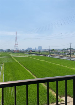 【展望】 | 座間入谷ハイツ７号棟 | 眺望の良さを楽しめるダイニングキッチンで家族団らんの時間を過ごしてはいかがでしょうか。バルコニーから見える景色を家族で眺める時間は、時間が経つのを忘れてしまいそうですね。是非、現地を見に行きましょう！