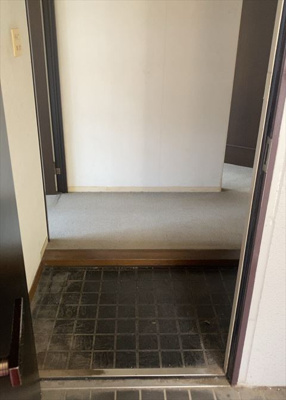 【玄関】 | 座間入谷ハイツ７号棟 | 玄関は家の顔でもあり、家族以外の目にも止まる場所です。玄関は外との間を仕切る扉、靴などをしまっておく収納スペース、靴脱ぎのたたきスペース、来客とのやり取りをするドアホンなど複数のアイテムからなります。