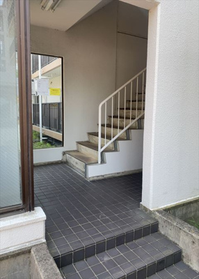 【エントランス】 | 座間入谷ハイツ７号棟 | マンションのエントランスには、もともと風よけや防犯の役割がありますが、マンションによって宅配ボックスなどの設備が備わっている所もあります。日々の生活をイメージしながら生活しやすさをチェックしましょう。