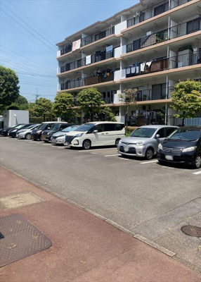 【駐車場】 | 座間入谷ハイツ７号棟 | 車一台あたりに必要なスペースは、標準サイズの普通自動車で横幅2m50cm、長さ5mは必要になります。ただし、乗降のことも考慮して横幅3m30cm、長さ5m50cmほどは確保できるところを選びましょう。