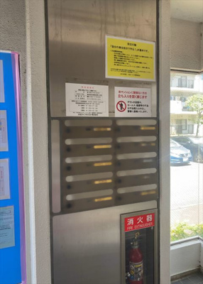 【設備】 | 座間入谷ハイツ７号棟 | エントランス付近に設置されている集合ポストは、住んでいる部屋と離れているため、ポストをあさるなど誰かに何かされていても被害に気づきにくいです。入居する時には他人に特定されにくい番号で鍵をかけましょう！