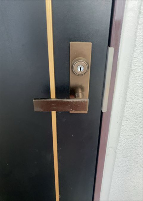 【防犯設備】 | 座間入谷ハイツ７号棟 | 当然のことではありますが、オートロックやセンサーライト、ホームセキュリティーなどの防犯設備があれば、小さいお子様がいるご家庭も安心ですよね！まず物件購入の際は、防犯設備もチェックするようにしましょう。