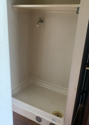 【ランドリースペース】 | 座間入谷ハイツ７号棟 | ランドリースペースも気になります。洗濯機置場があり「洗う、干す、取り込む、アイロンがけ、たたむ」など、洗濯に関する家事をするための空間です。広さや収納など付帯設備も含めて、詳細は現地でご確認ください。