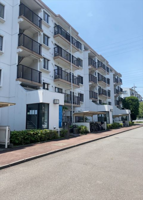 【構造・工法・仕様】 | 座間入谷ハイツ７号棟 | ＲＣ造、Reinforced Concreteは直訳すると補強されたコンクリートです。主に柱や梁・床・壁が鉄筋とコンクリートで構成おり、鉄筋を組んだ型枠にコンクリートを流し込んで固めたものを指します。