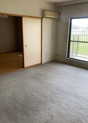 【居間・リビング】 | 座間入谷ハイツ７号棟 | リビングの間取りの種類は大きくわけてリビングとダイニングが別になっているタイプ、リビングダイニング一体型です。どちらも一長一短ですので、家を選ぶ時はその両面をチェックして決めるようにしましょう。
