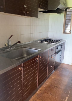 【キッチン】 | 座間入谷ハイツ７号棟 | 標準的なシステムキッチンの横幅は、165cm～300cm程度です。2100・2400・2550・2700などミリ単位で表記されます。普段どのように料理をするのかを想定しながら合ったサイズを選びましょう