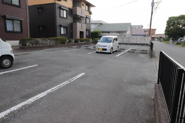 マーサリヴェール　1の駐車場