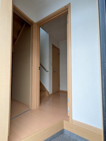 緑ヶ岡戸建賃貸Ｃ棟の玄関