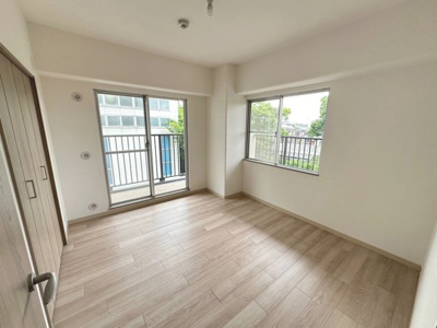 【洋室】 | 岸和田コーポラス3号棟 | 2方から光の差し込むお部屋は開放感がございます！