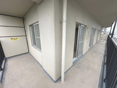 【バルコニー】 | 岸和田コーポラス3号棟 | ゆとりのあるL字型のバルコニーは角部屋ならではです♪