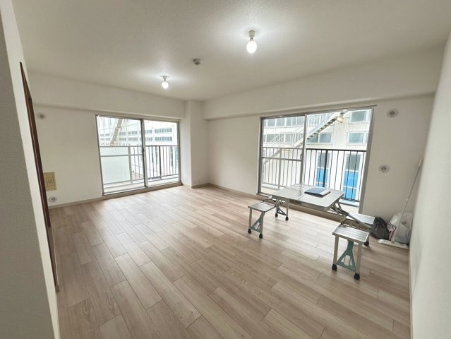 岸和田コーポラス3号棟の居間・リビング|南西向きの３方角部屋！日当り・通風良好！明るい住まいです♪
