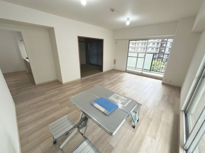 【居間・リビング】 | 岸和田コーポラス3号棟 | 隣接する和室を開放しさらに広い空間としても♪