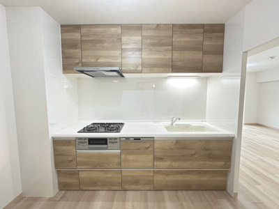 【キッチン】 | 岸和田コーポラス3号棟 | 上部・下部に収納を備えた食洗機付きのキッチン！