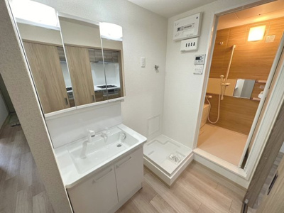 【独立洗面台】 | 岸和田コーポラス3号棟 | 防水パン付き洗濯機置場もある洗面スペース！