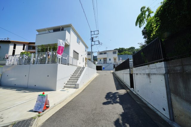 【横浜市保土ケ谷区峰沢町190-21全６棟新築戸建４号棟】★仲介手数料無料★（三ツ沢小学校・松本中学校）の前面道路含む現地写真